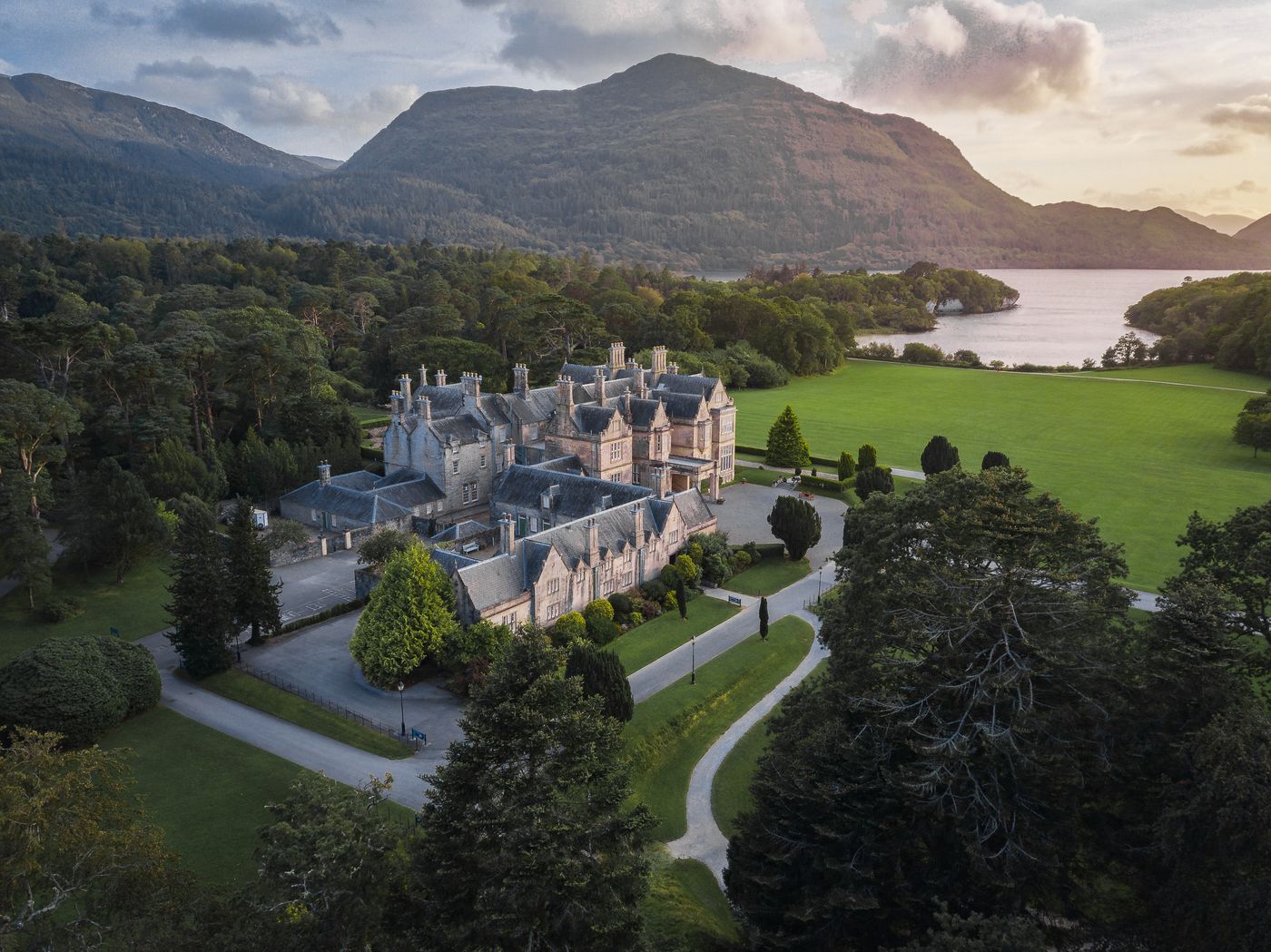 Irish hotel surrounded by green landscape and mountains near Killarney