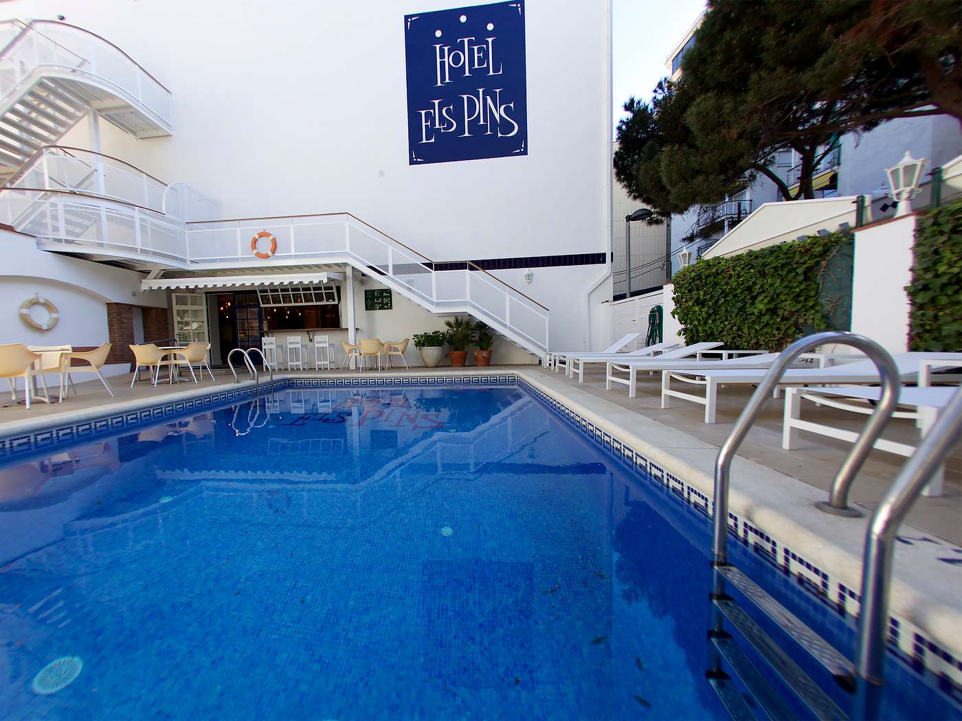 Els-Pins-Hotel-Pool-1