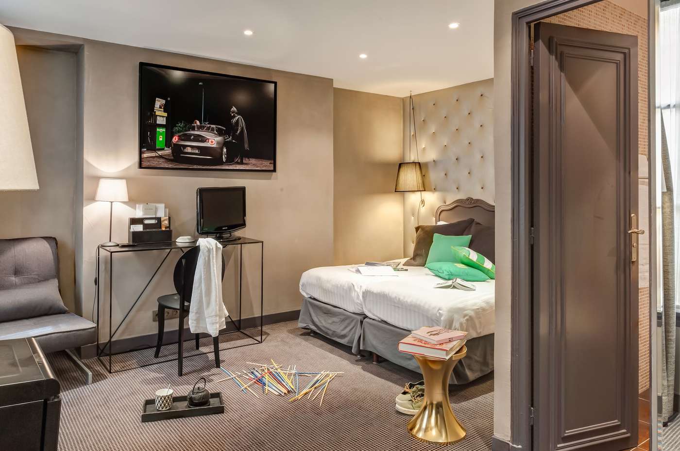 Ze-Hotel-Room-1