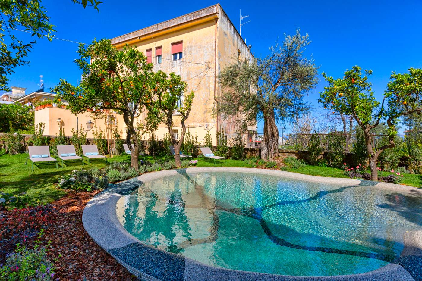 Unconventional-Sorrento-Coast-General-view-1