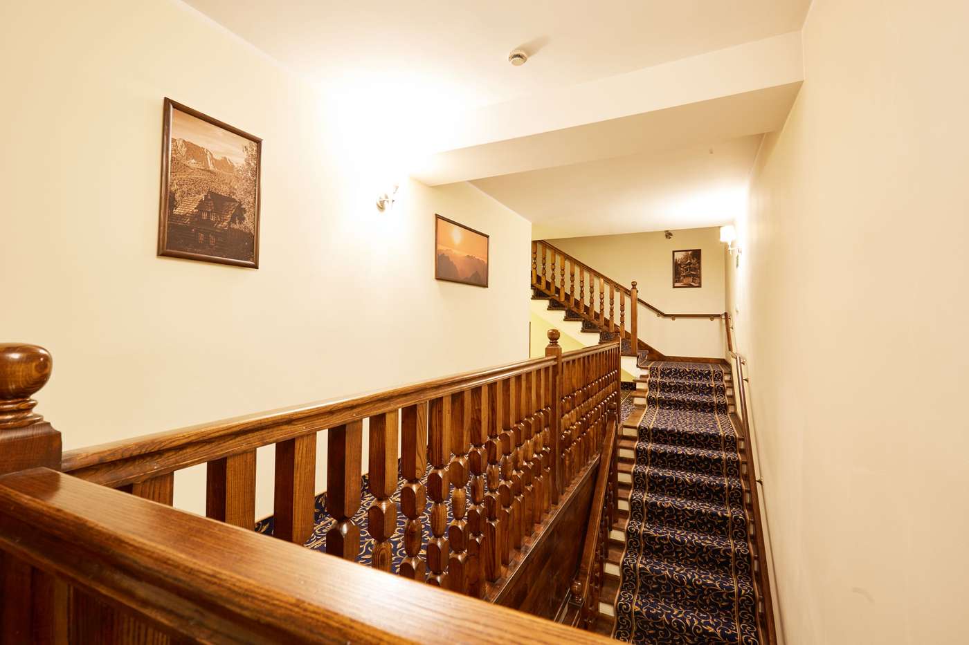 Willa Labelle-Poland-ZAKOPANE-Lobby-6