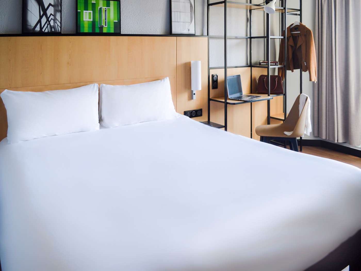 https://all.accor.com/1400