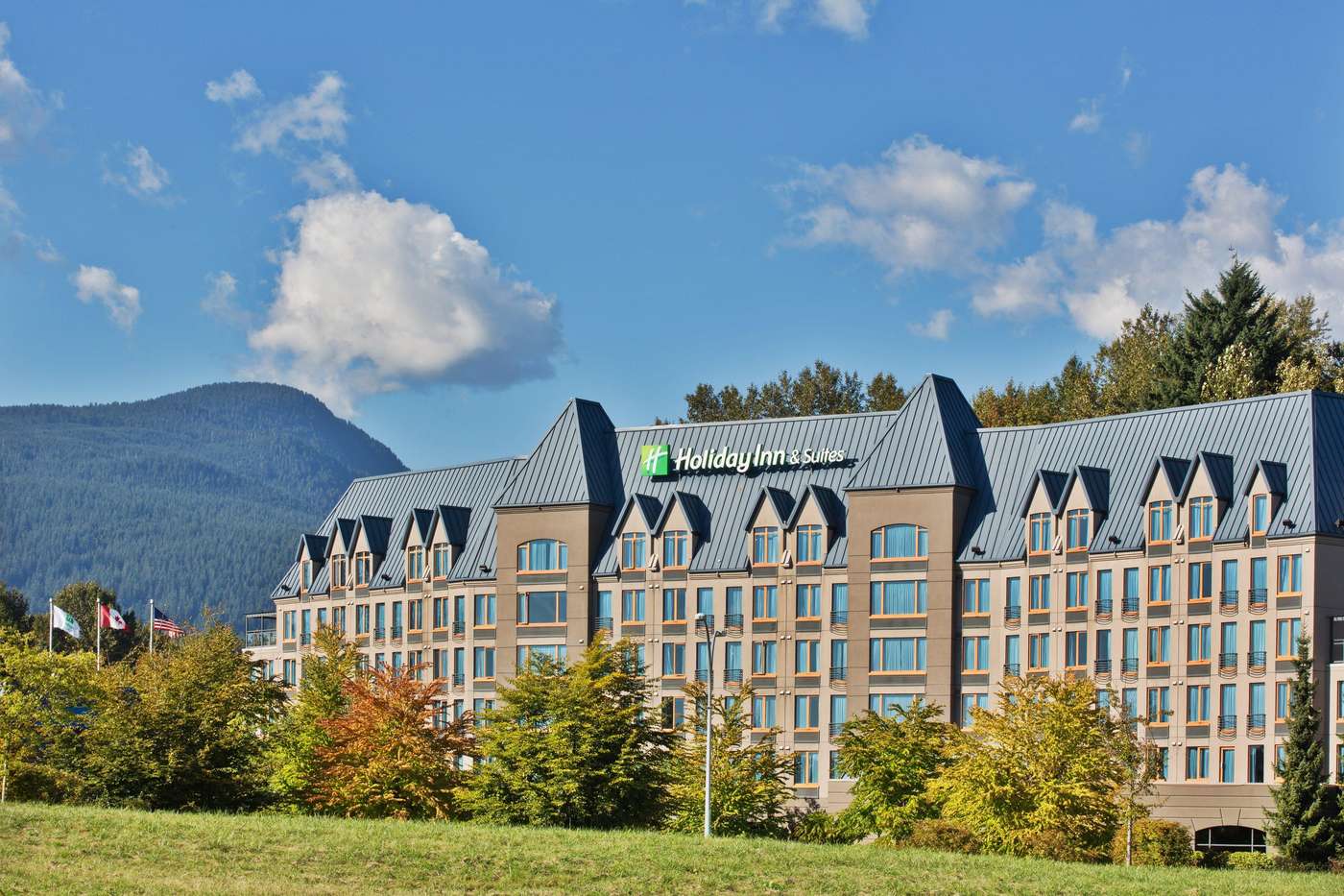 Holiday-Inn---Suites-North-Vancouver-General-view-1