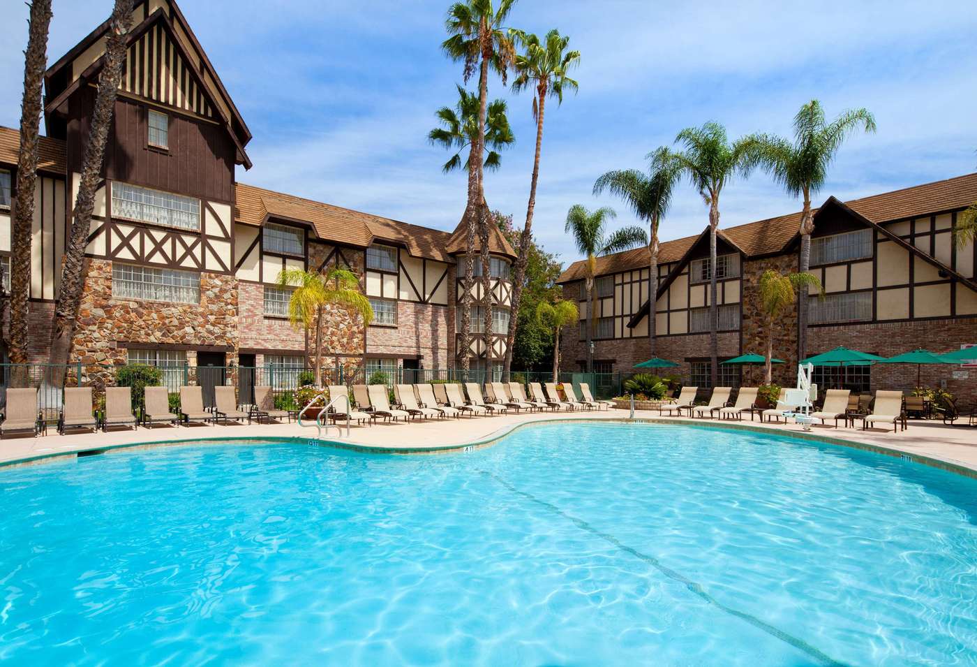 Anaheim-Majestic-Garden-Hotel-Pool-1