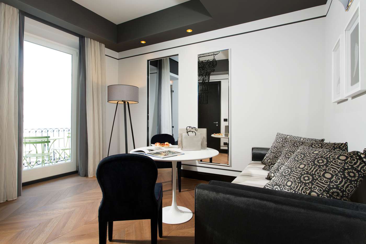 Corso-281-Luxury-Suites-Room-1