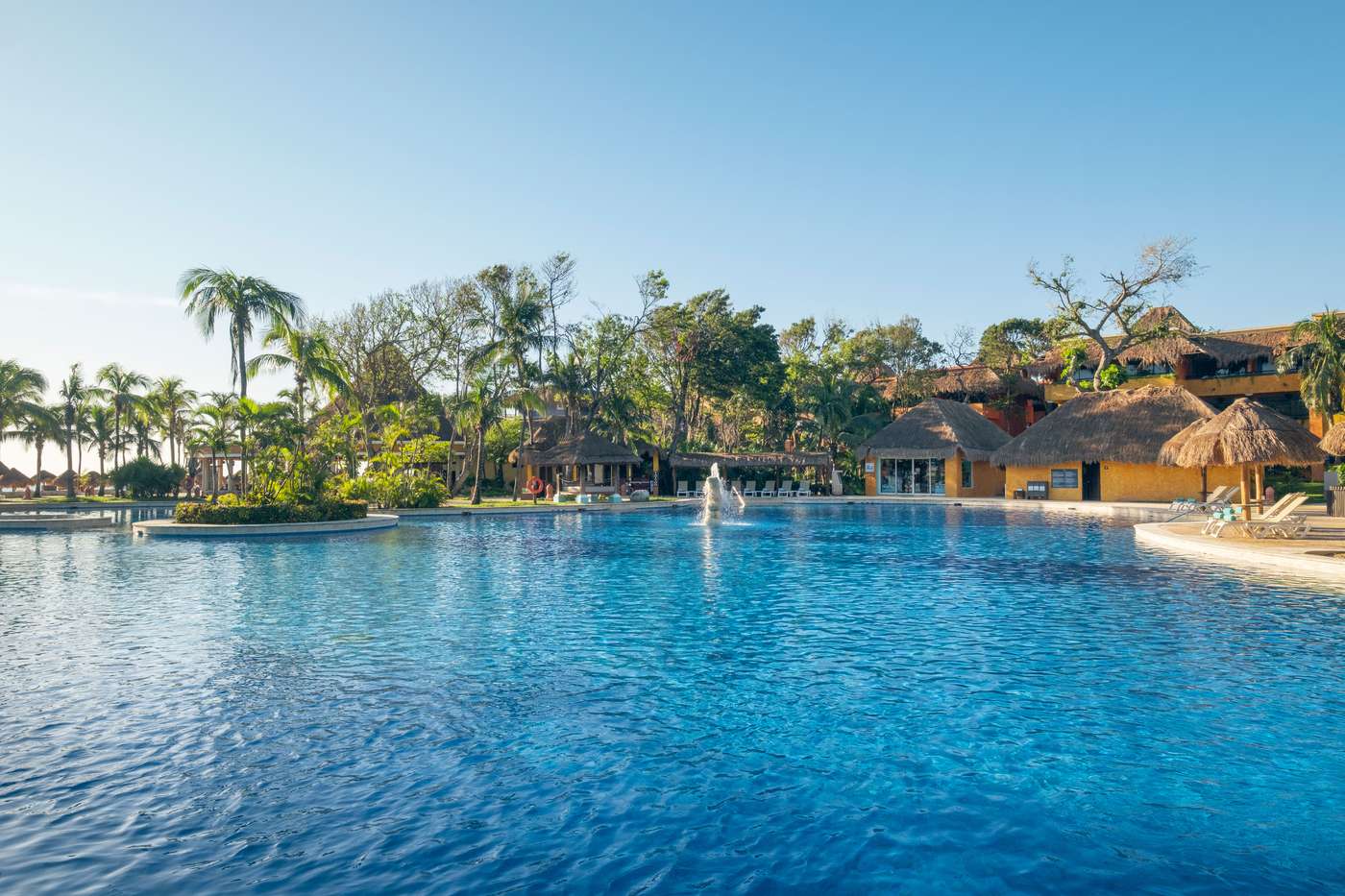 Iberostar-Waves-Quetzal-Pool-1