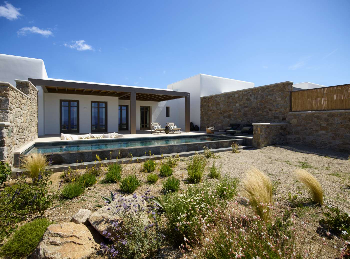 Bonzoe-Suites---Villas-Room-1