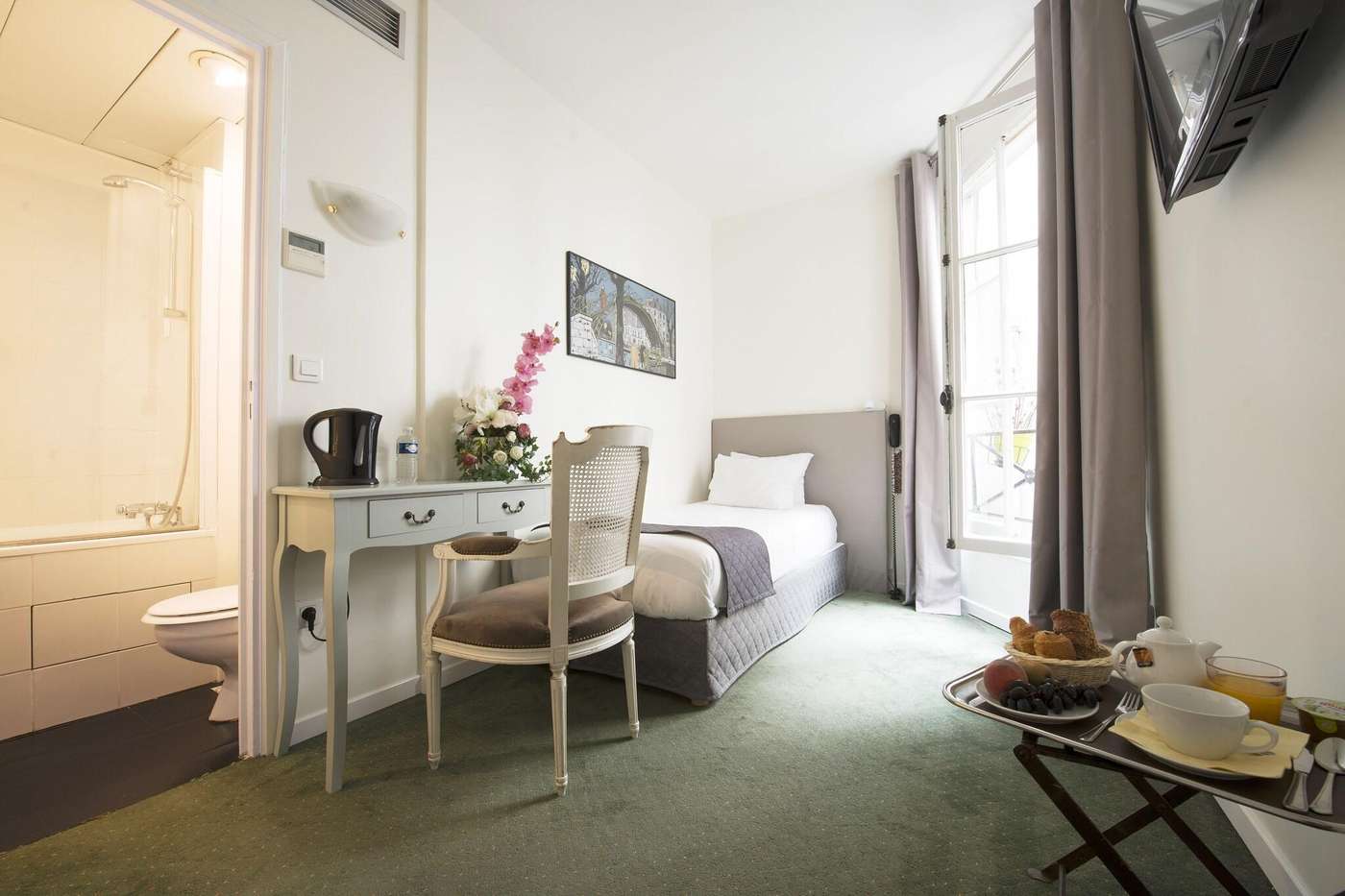 France-Louvre-Room-1