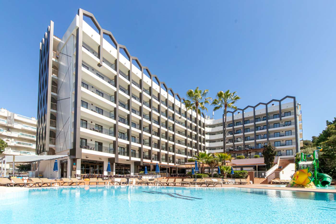 A Golden Avenida Family Suites hotel