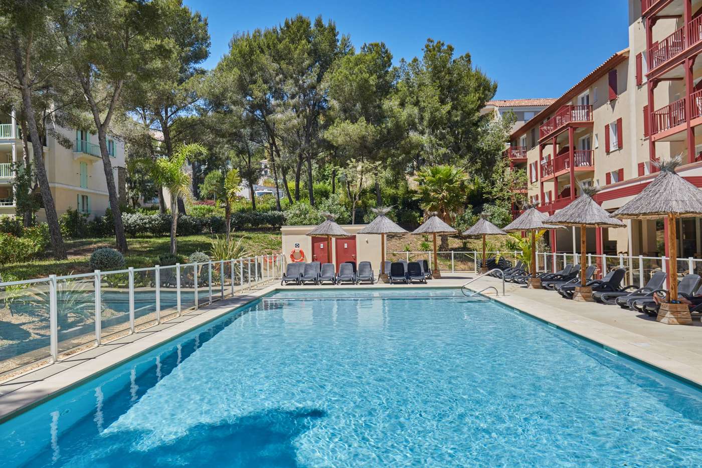 Residence-Prestige-Odalys-Les-Canissons-Pool-1