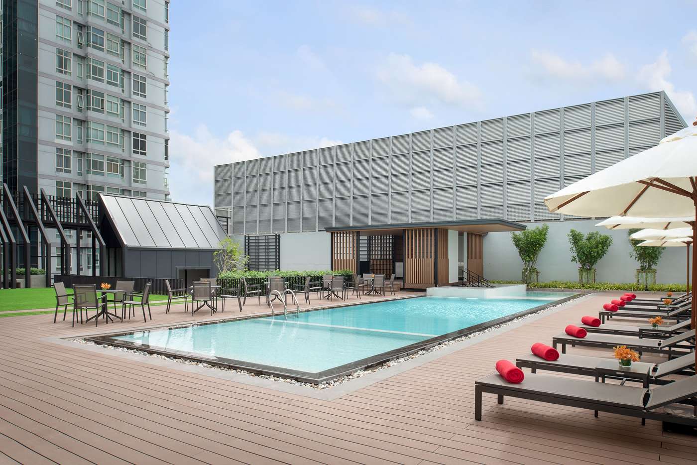 Avani-Sukhumvit-Bangkok-Hotel-Pool-1