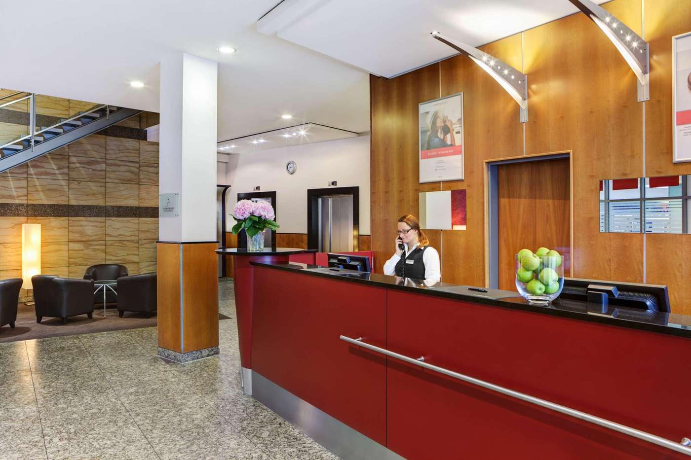 IntercityHotel-Berlin-Ostbahnhof-Lobby-1
