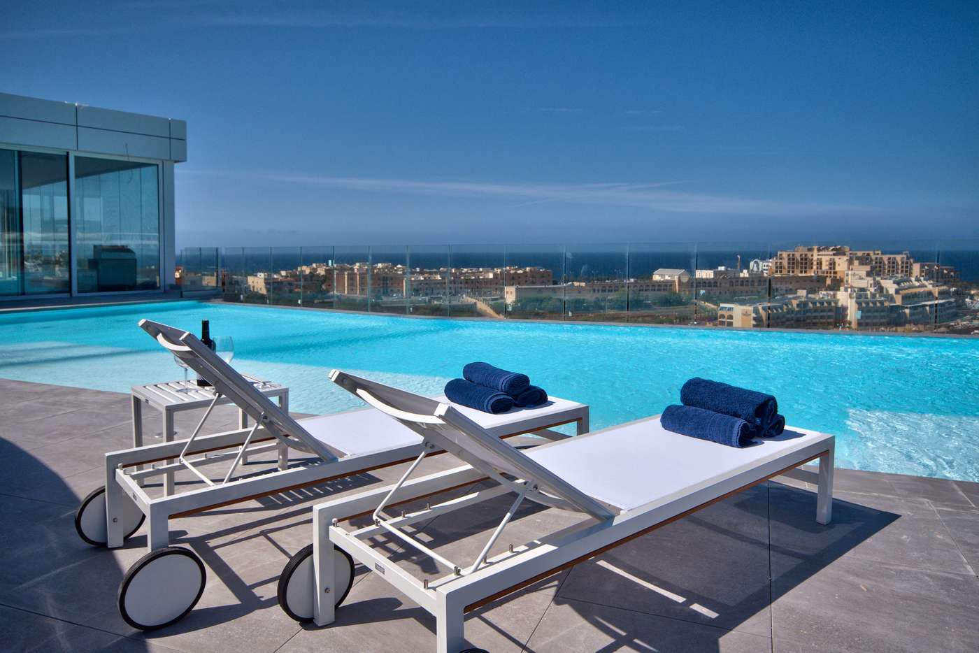be-HOTEL-Pool-1