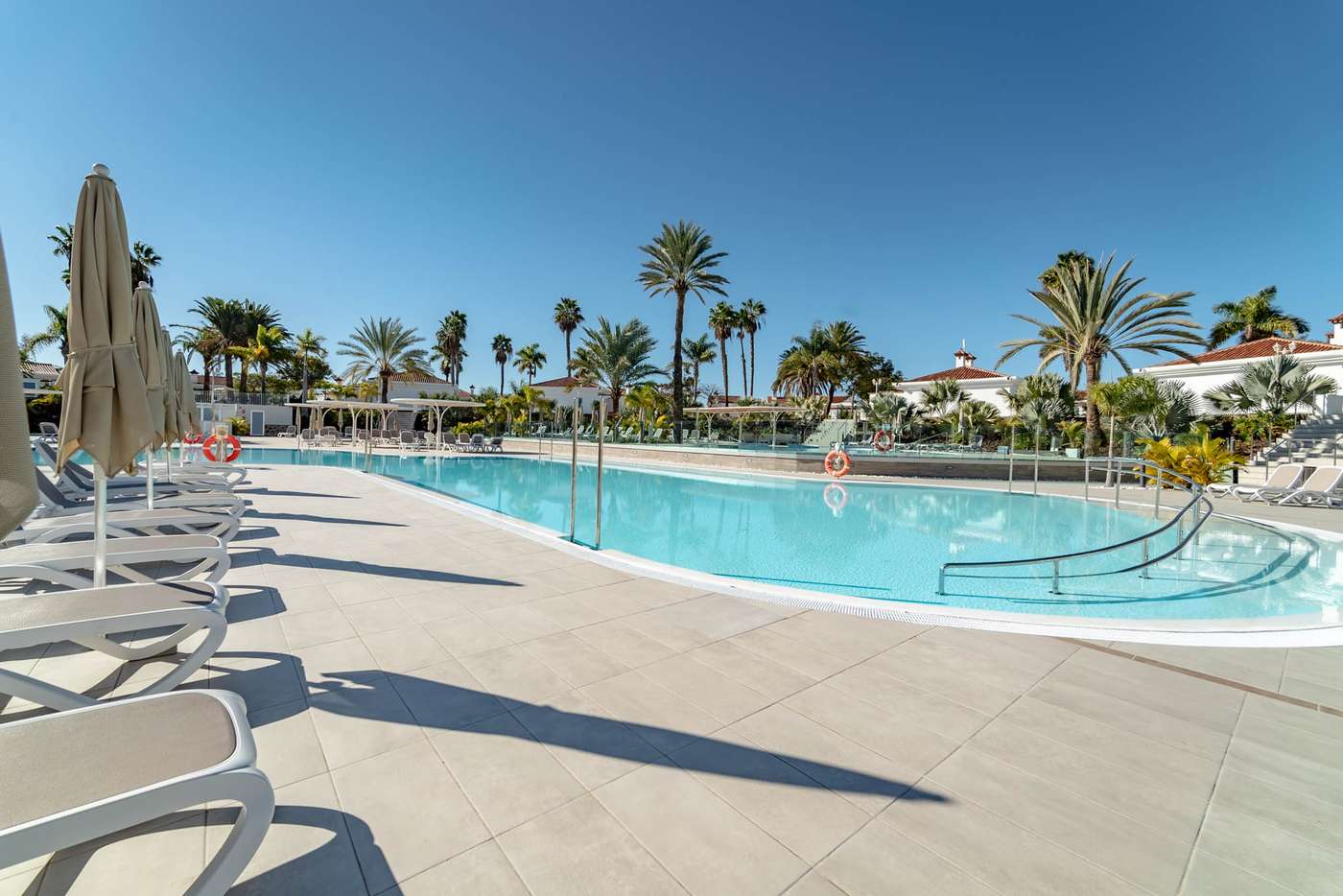 Hotel-LIVVO-Dunagolf-Suites-Pool-1