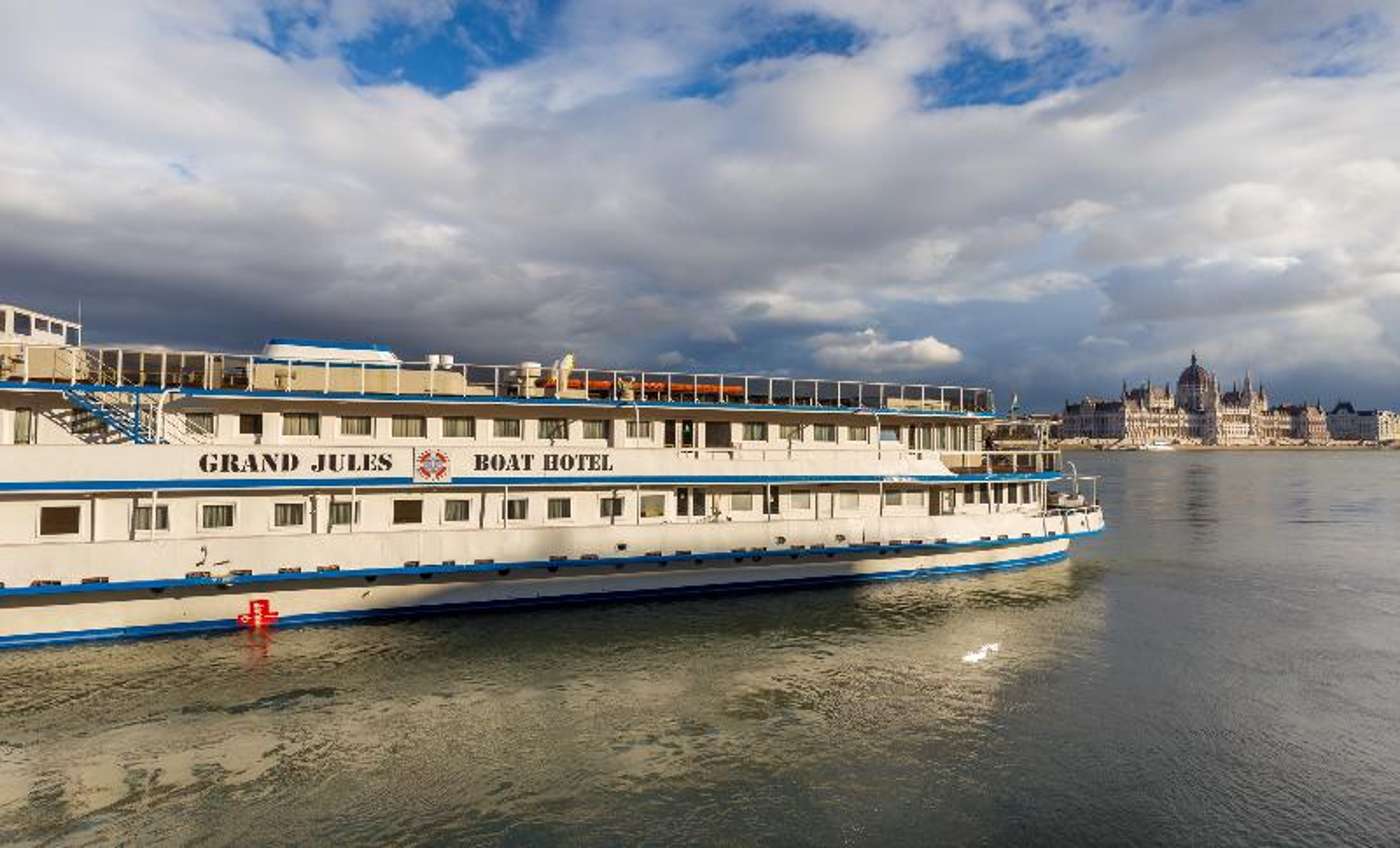 A Grand Jules Boat Hotel Budapest hotel