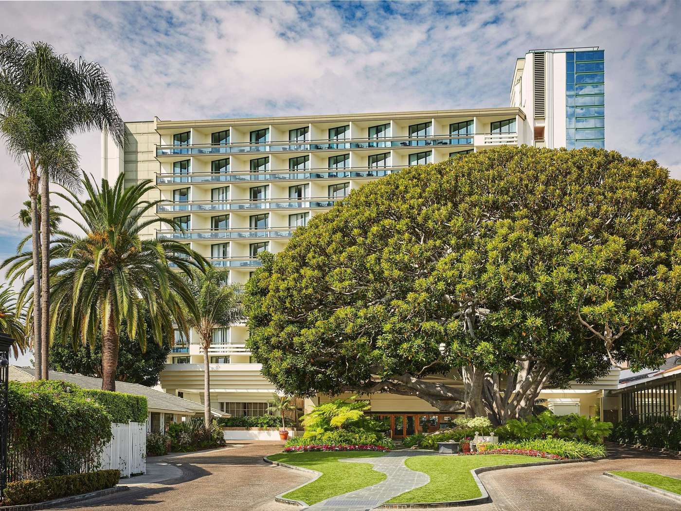 Fairmont-Miramar-Hotel---Bungalows-Room-1