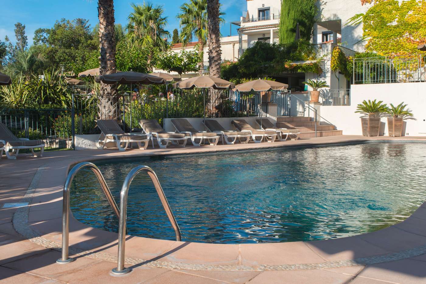 Hotel-Le-Catalogne-Pool-1