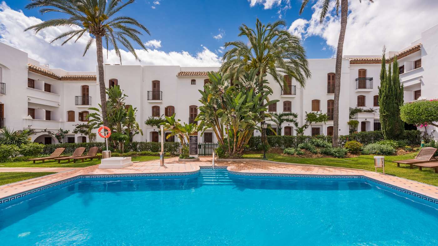 Macdonald-Villacana-Club-Pool-1