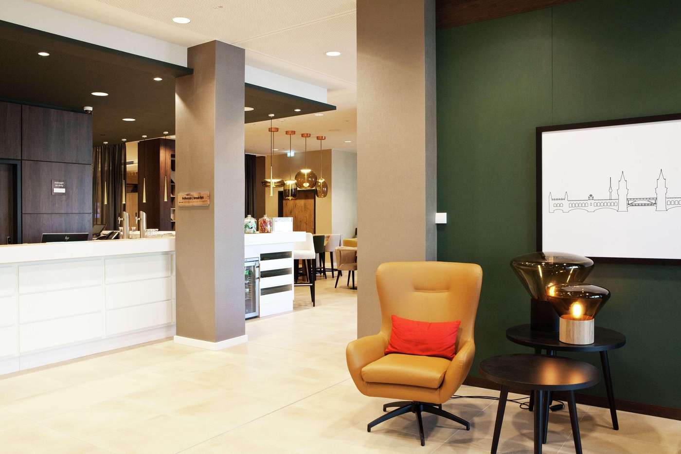 Hampton-by-Hilton-Berlin-City-East-Side-Gallery-Lobby-1