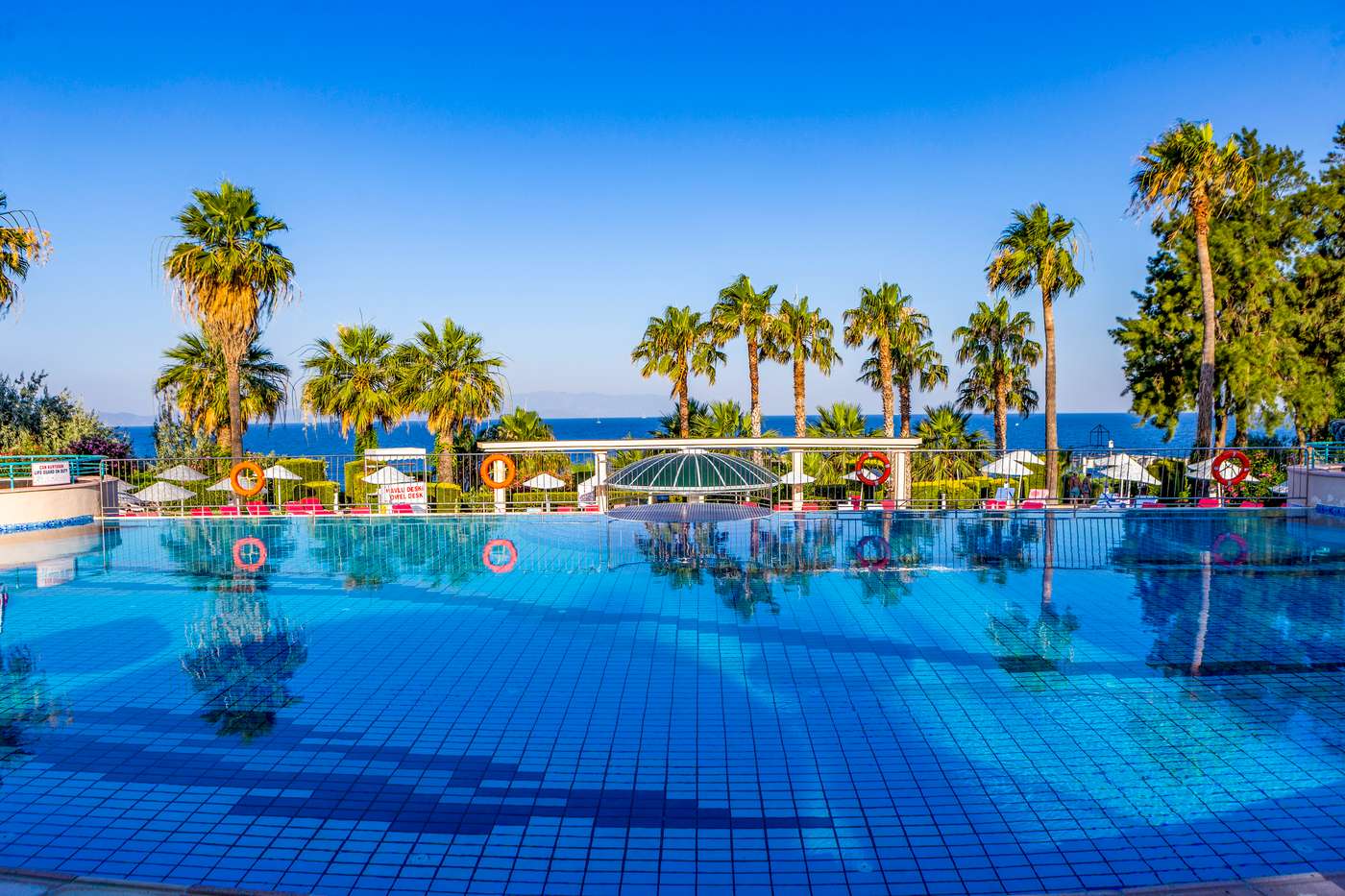 A Grand Blue Sky International hotel