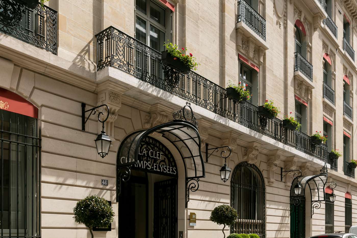 La-Clef-Champs-Elysees-by-The-Crest-Collection-General-view-1