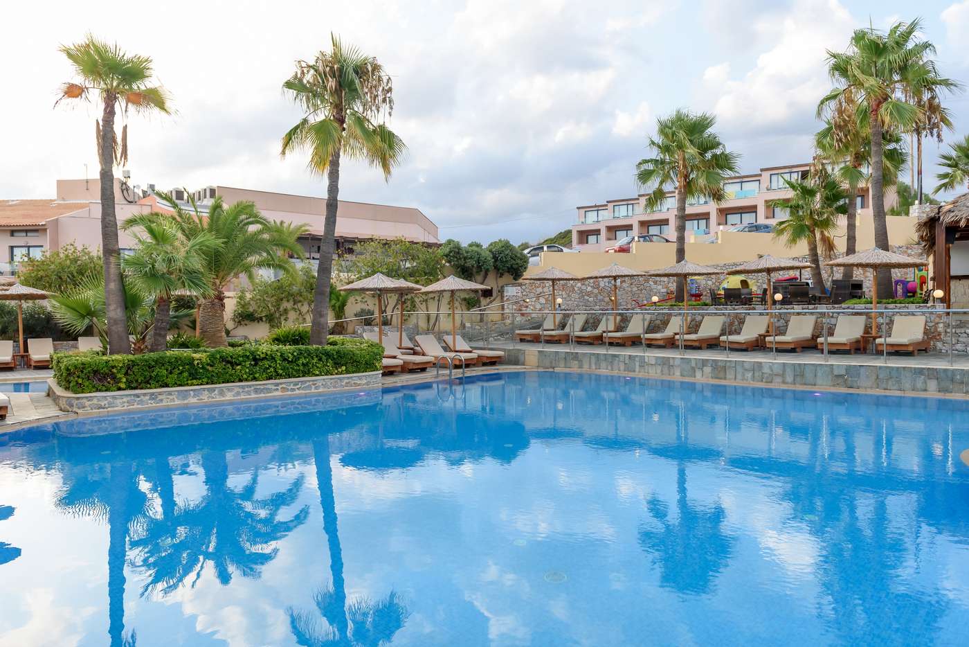 Theo-Hotel-Pool-1