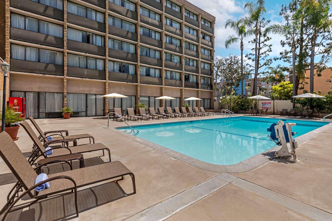 Clarion-Hotel-Anaheim-Resort-Pool-1