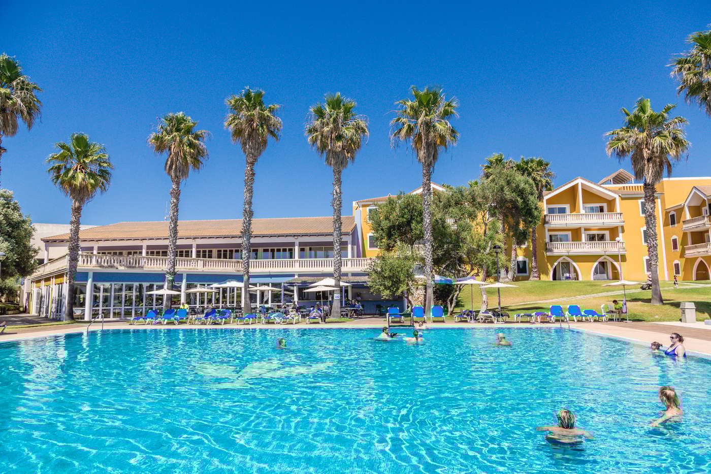 Vacances-Menorca-Resort-Pool-1