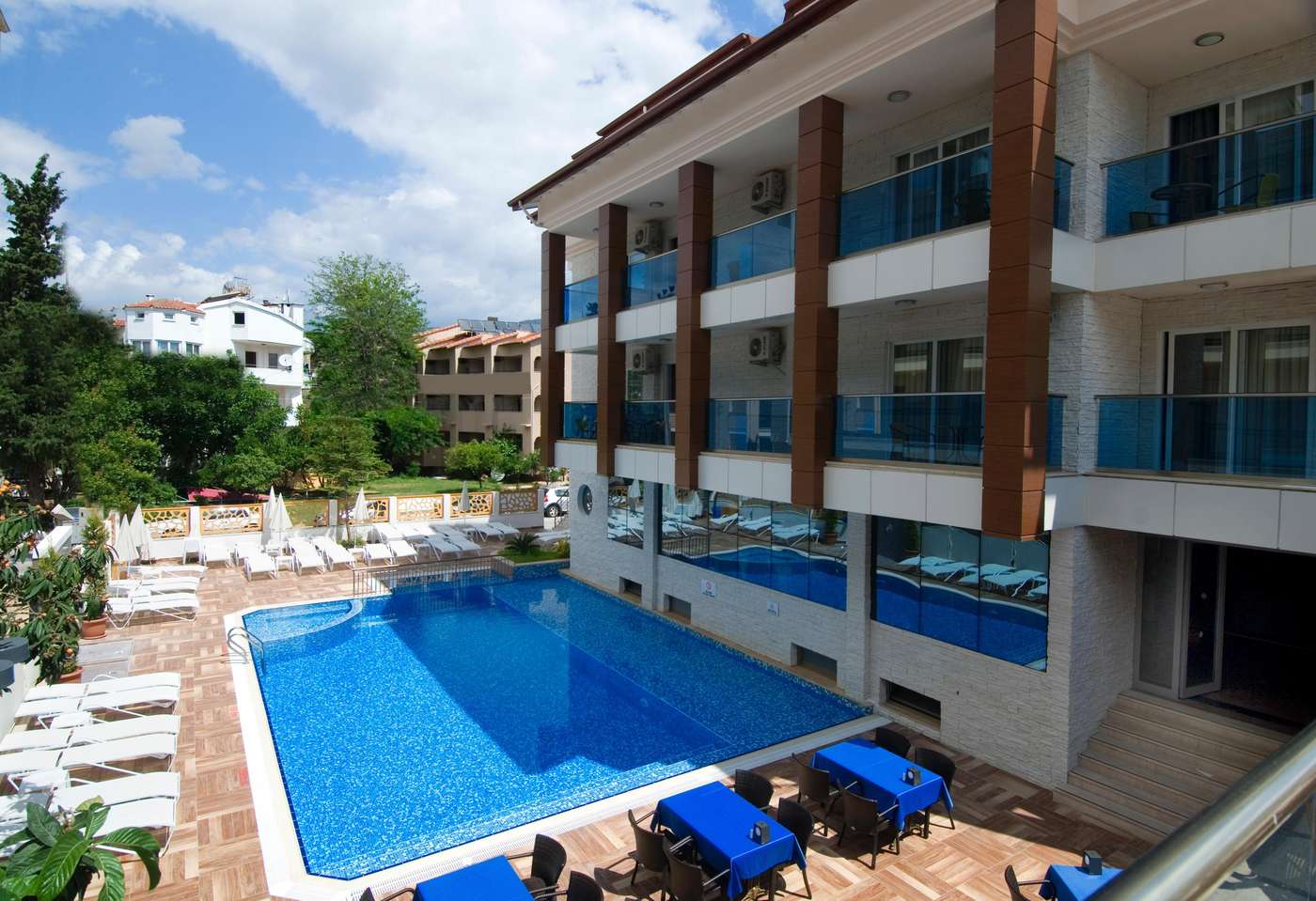 Supreme-Hotel-Pool-1