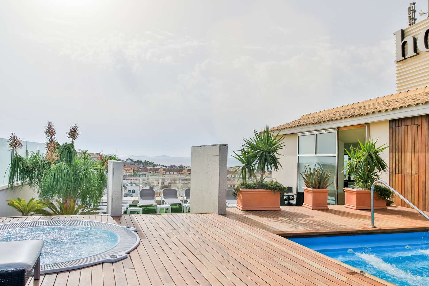 Hotel-525-General-view-1