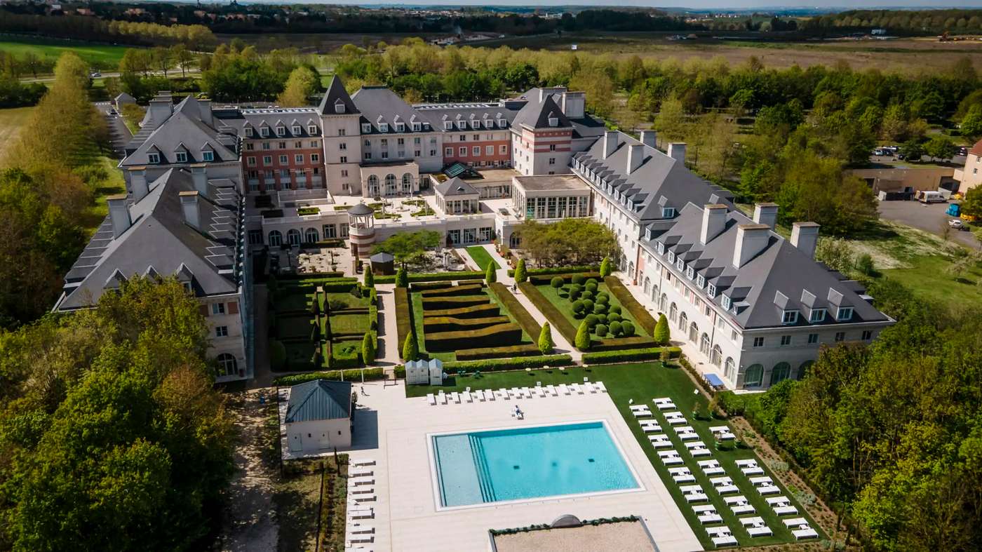 Dream-Castle-Paris-Pool-1