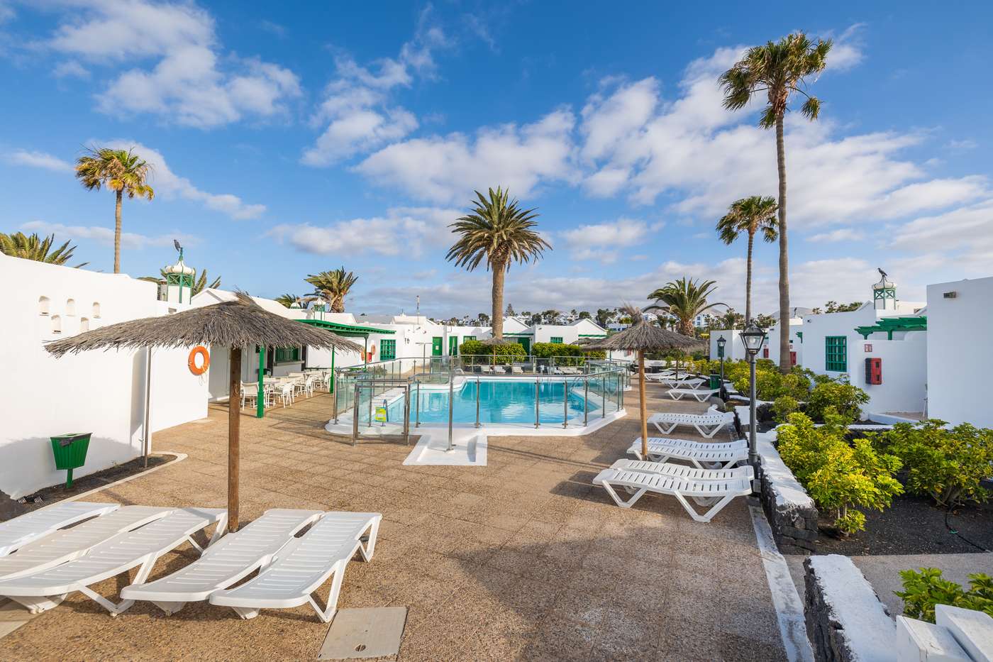 Apartamentos-LIVVO-Las-Gaviotas-Pool-1