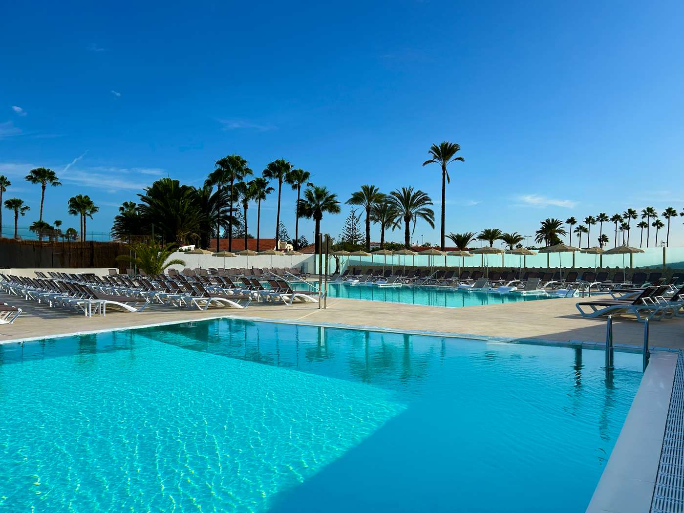 A HL Miraflor Suites hotel