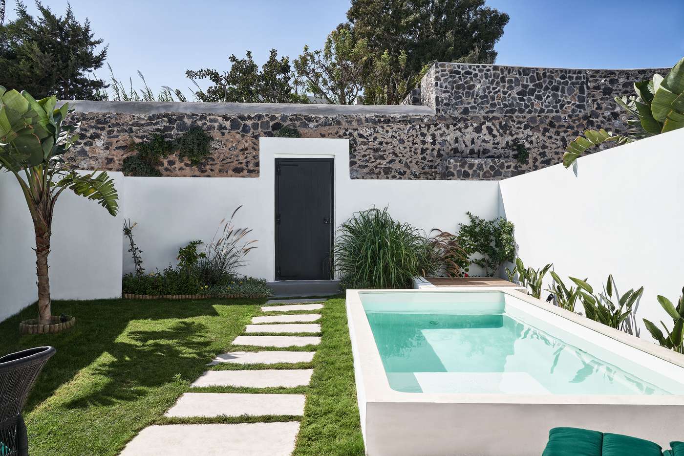 Katikies-Garden-Santorini---The-Leading-Hotels-Room-1