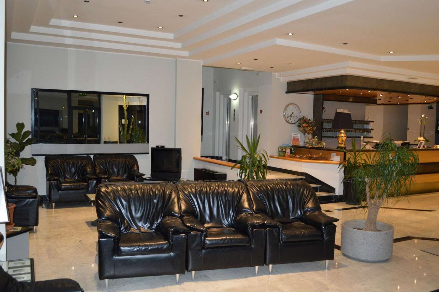 Canadian-Hotel-Lobby-1