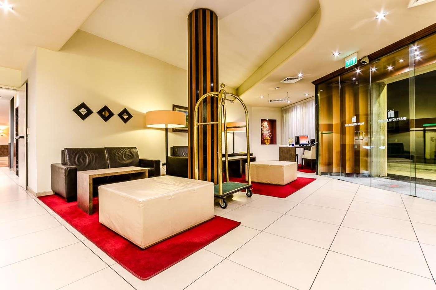 Smart-Hotel-Holiday-Lobby-1