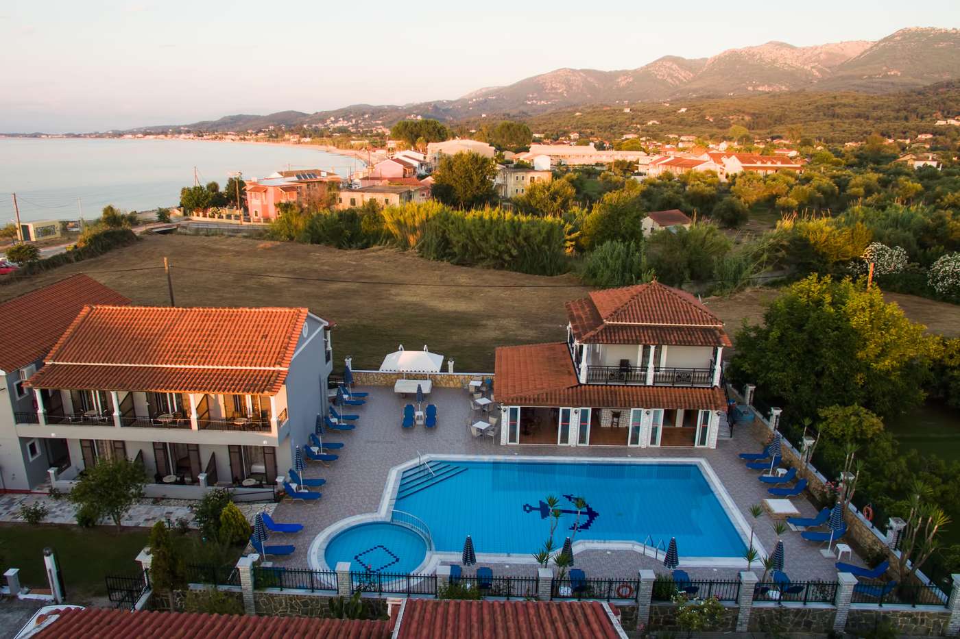 Makis-Studios---Apartments-Pool-1