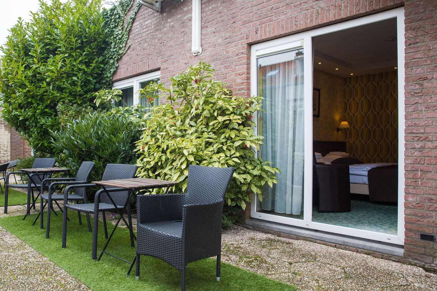 Hotel-Zwanenburg-Amsterdam-Airport-Terrace-1