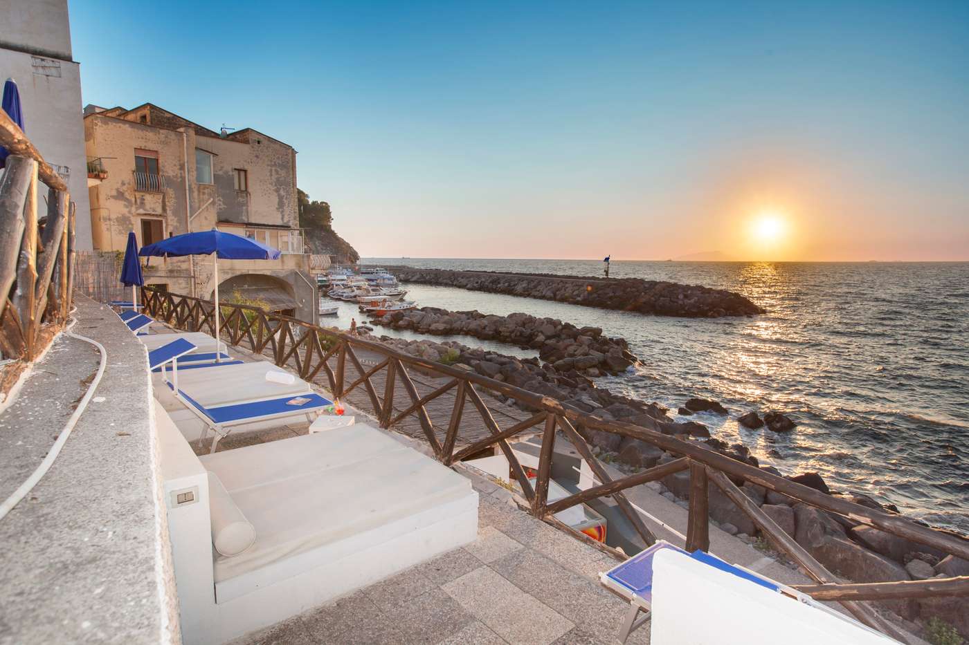 Piccolo Paradiso, Italy