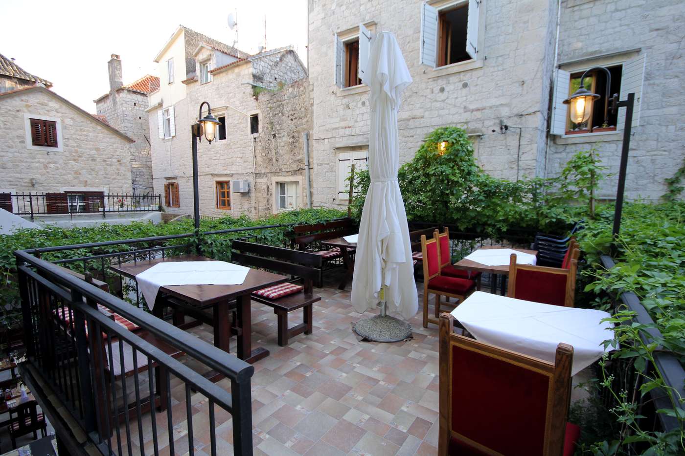 HOTEL-TRAGOS-Restaurant-1