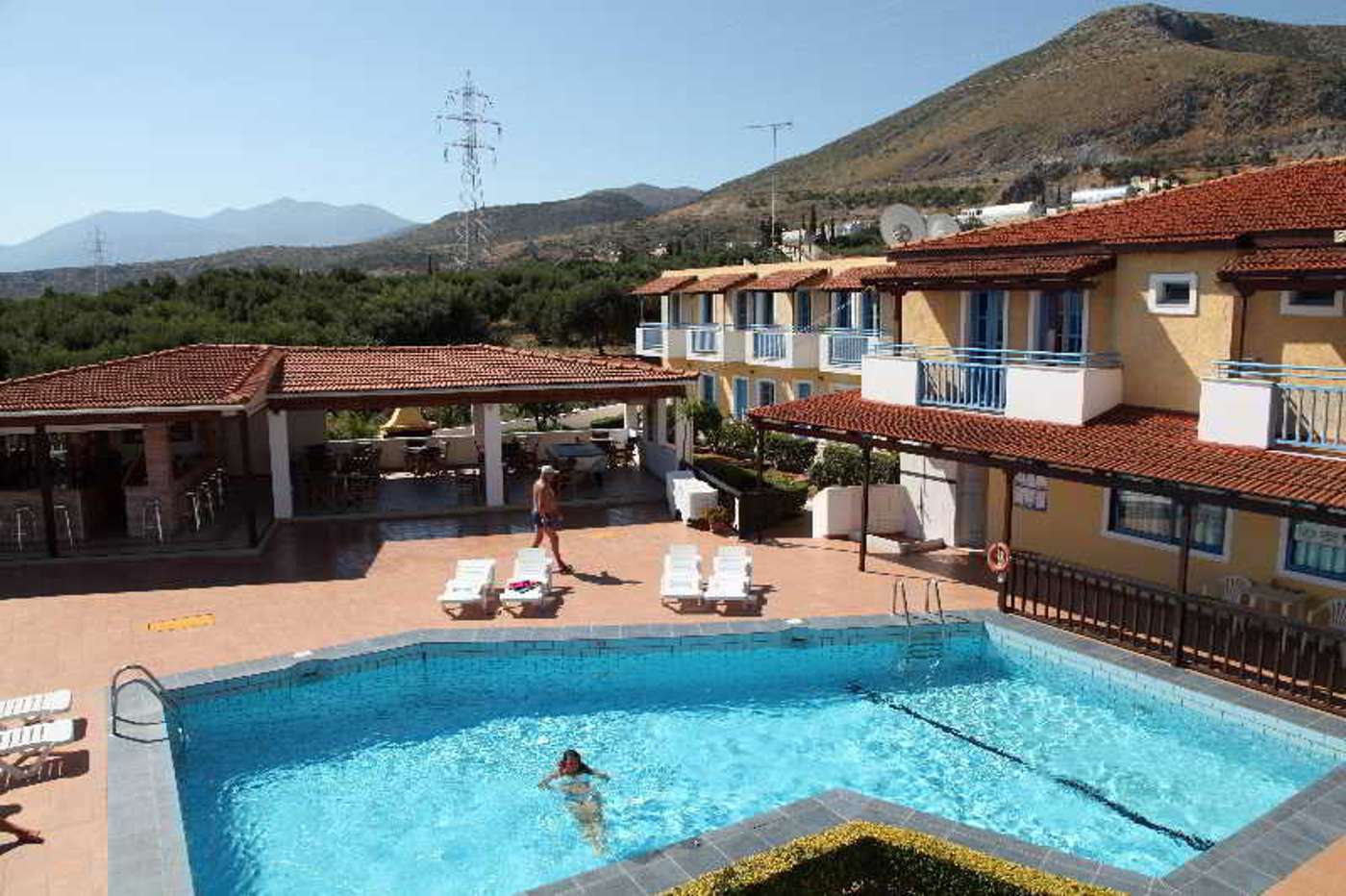 Mareva-Apartments-Pool-1