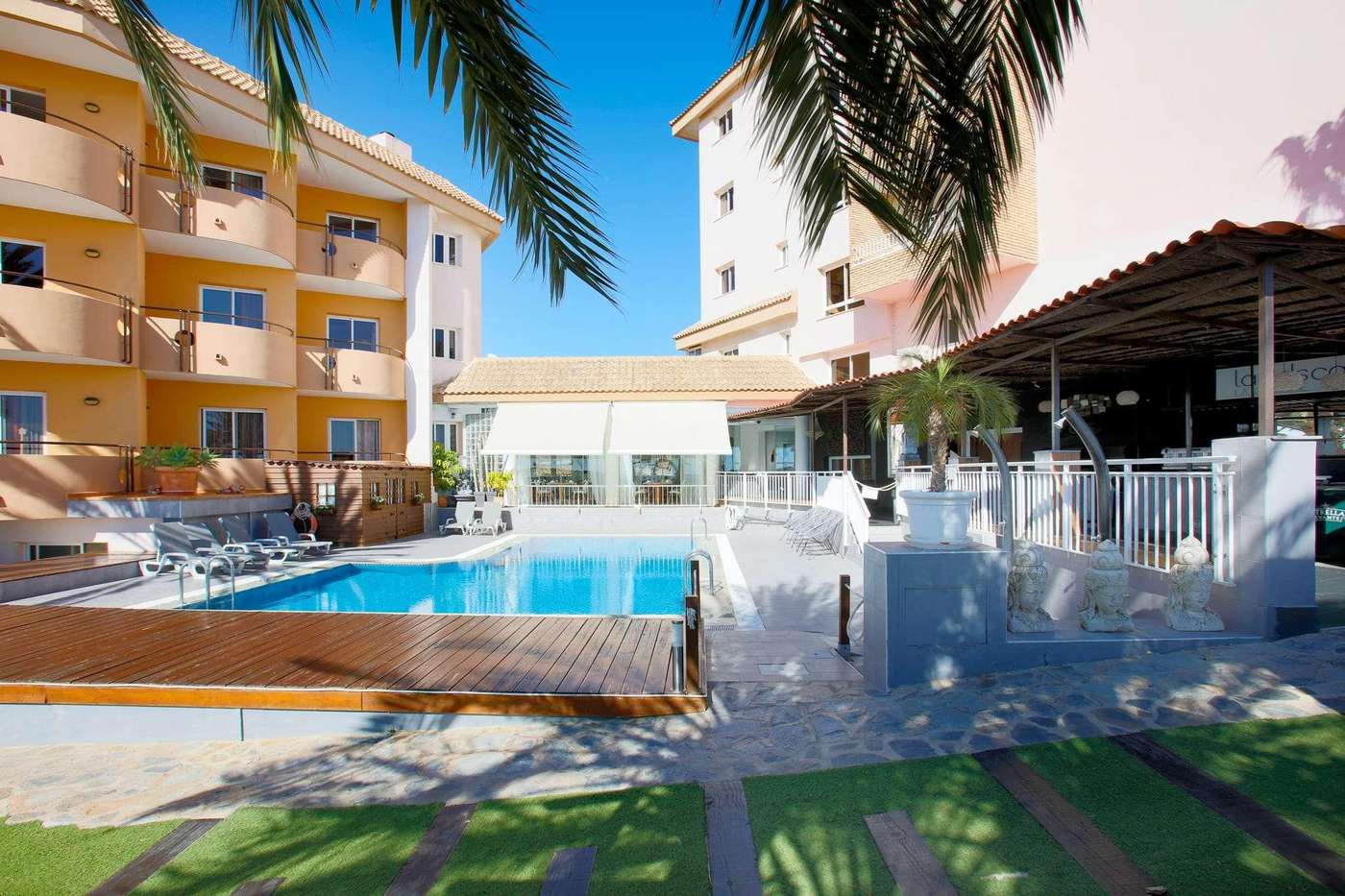 Ramada-Resort-by-Wyndham-Puerto-de-Mazarron-Pool-1