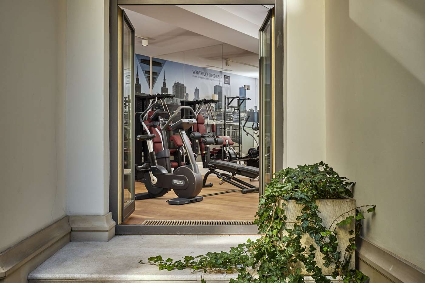 H15 Boutique - Poland - WARSAW - Sports and Entertainment - 0