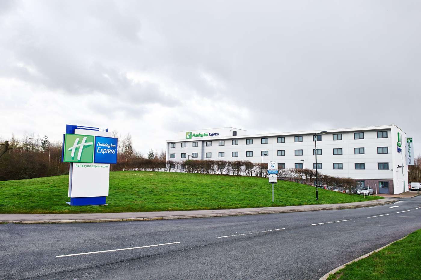 Holiday Inn Express Manchester Airport-United Kingdom-Manchester-General view-1