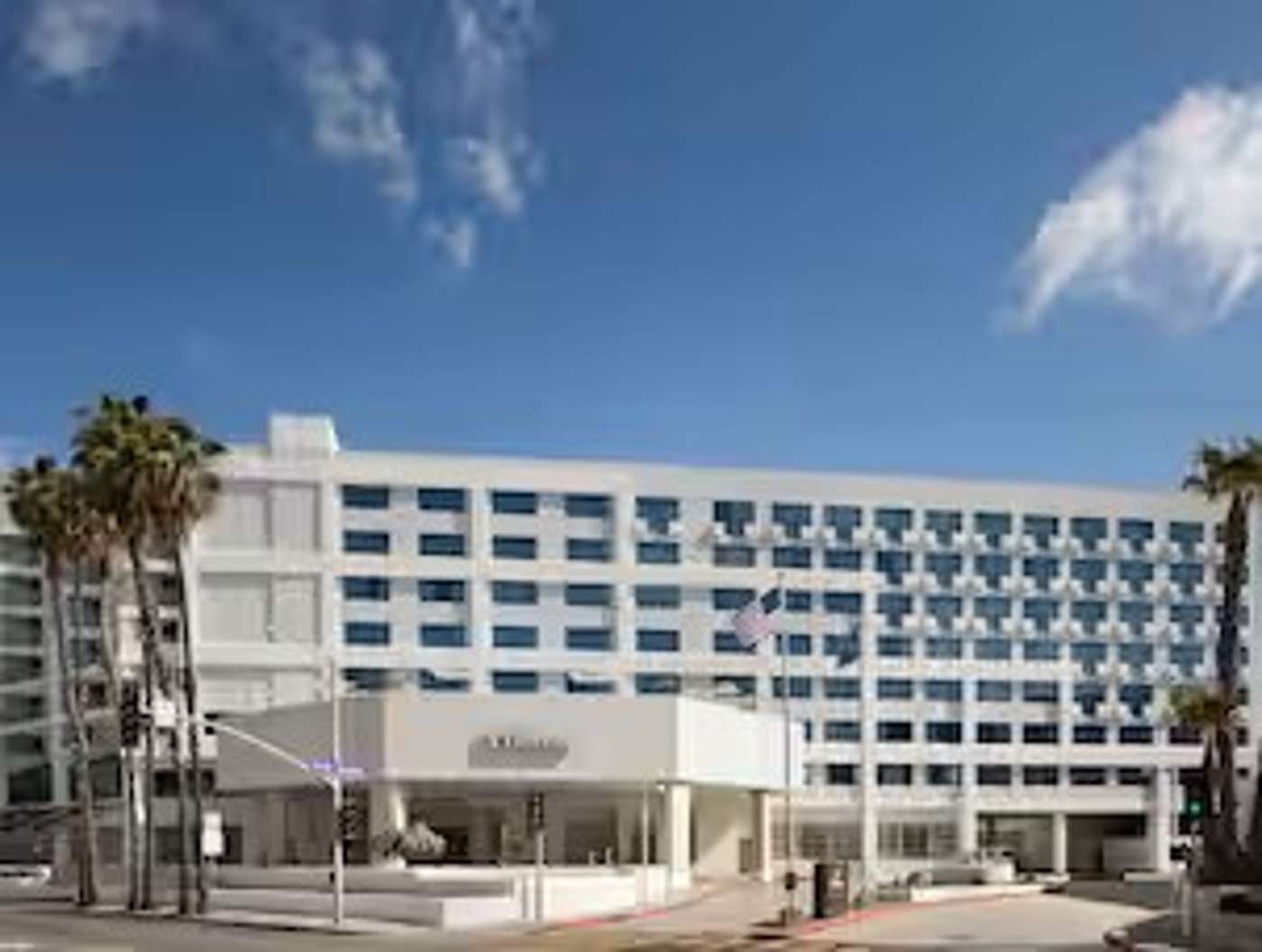 A Hilton Santa Monica Hotel & Suites hotel