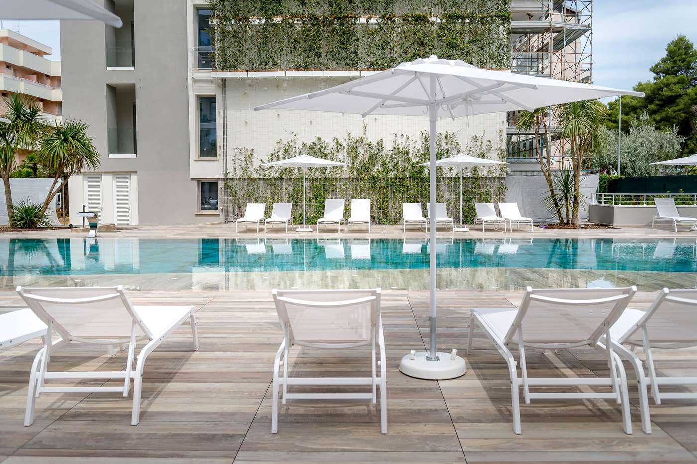 Youmami- Lifestyle Suite Hotel-Italy-Giulianova-Pool-10