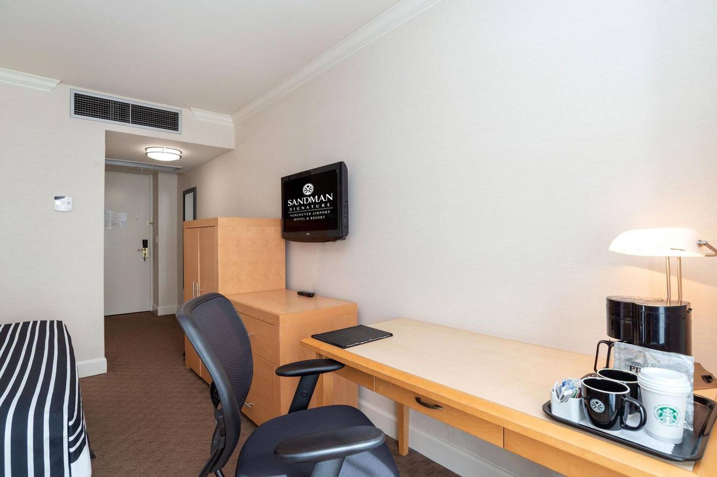 Sandman-Signature-Hotel---Resort-Vancouver-Airport-Room-24