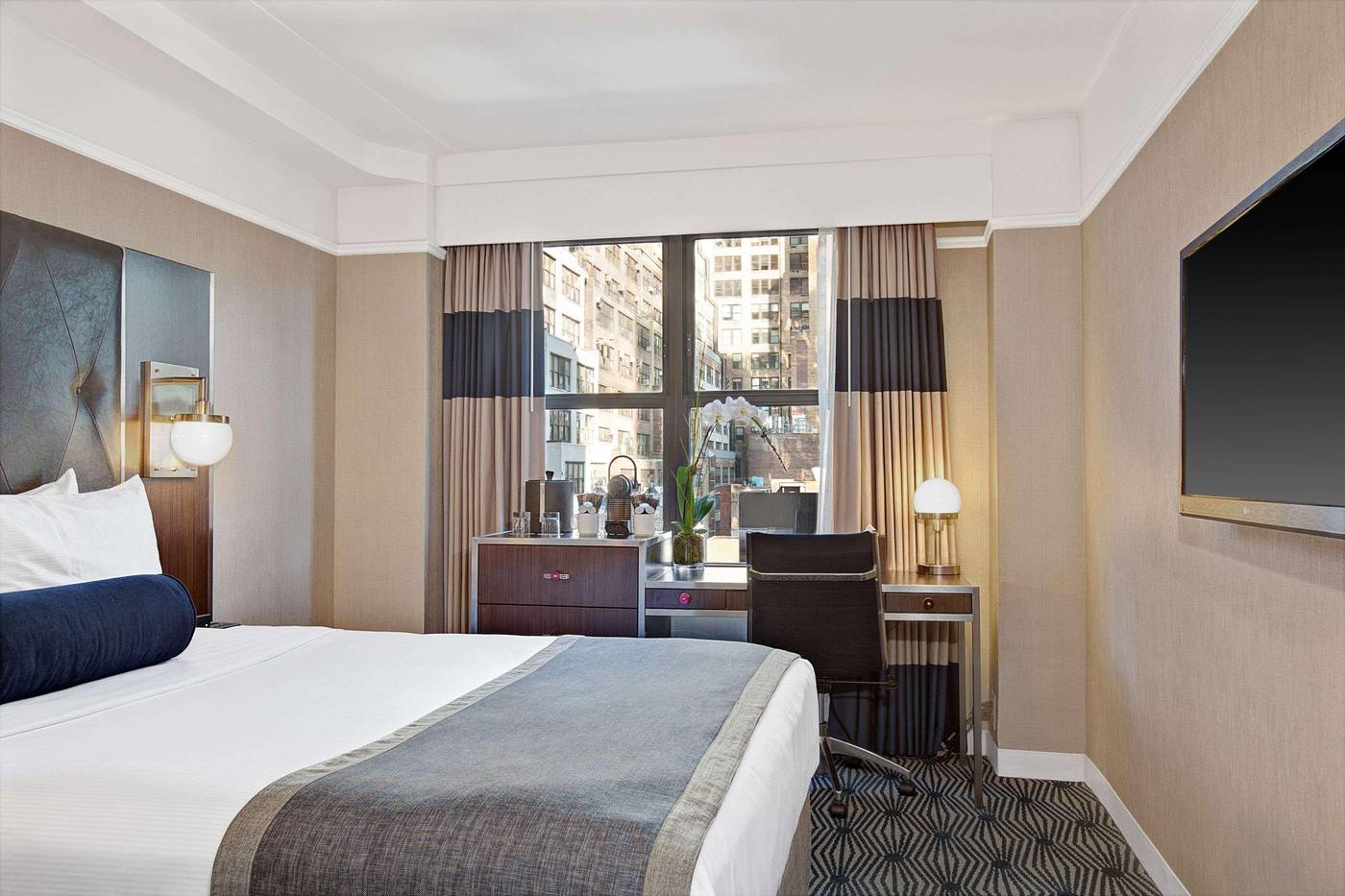 New-Yorker--A-Lotte-Hotel-Room-29
