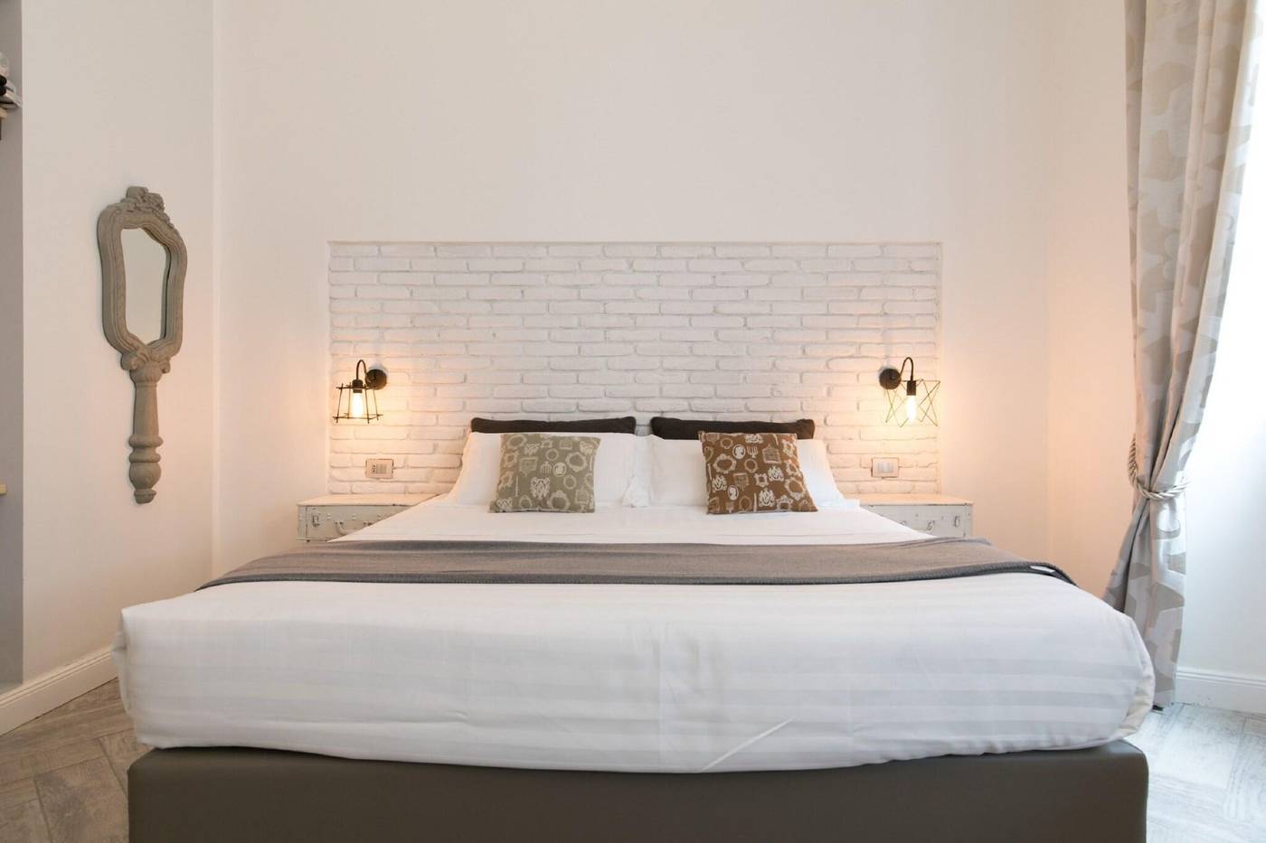 Trevi-Contemporary-Suite-Room-18