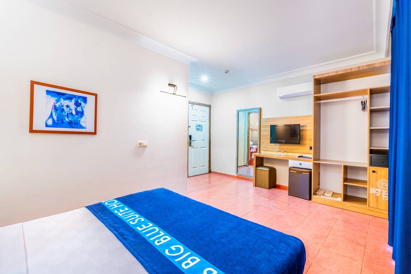 Big-Blue-Suite-Hotel-Room-35